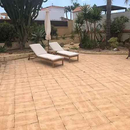 Villa - 3 Bedroom - Sleeps 8 - R130 *