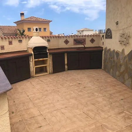 Villa - 3 Bedroom - Sleeps 8 - R130 *