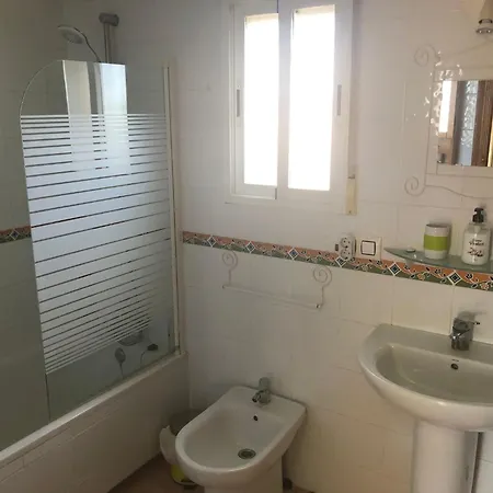 Villa - 3 Bedroom - Sleeps 8 - R130 *